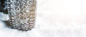 Nahaufnahme eines Winterreifens mit Schnee im Profil, ideal für kalte Bedingungen. Der Sommer- und Winterreifen Unterschiede Ratgeber zeigt, warum Winterreifen bei Schnee besser greifen.

